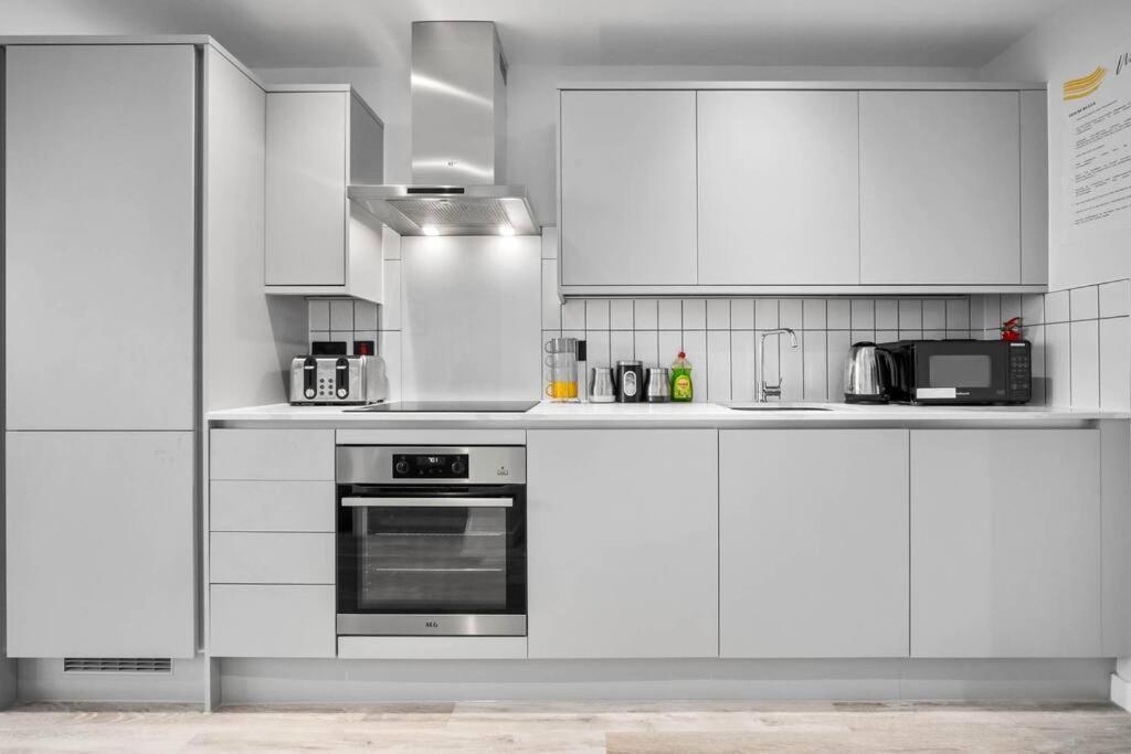 Stylish 2 Bedroom Apartment Close To Everything Бирмингам Екстериор снимка